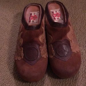 Lucky clogs